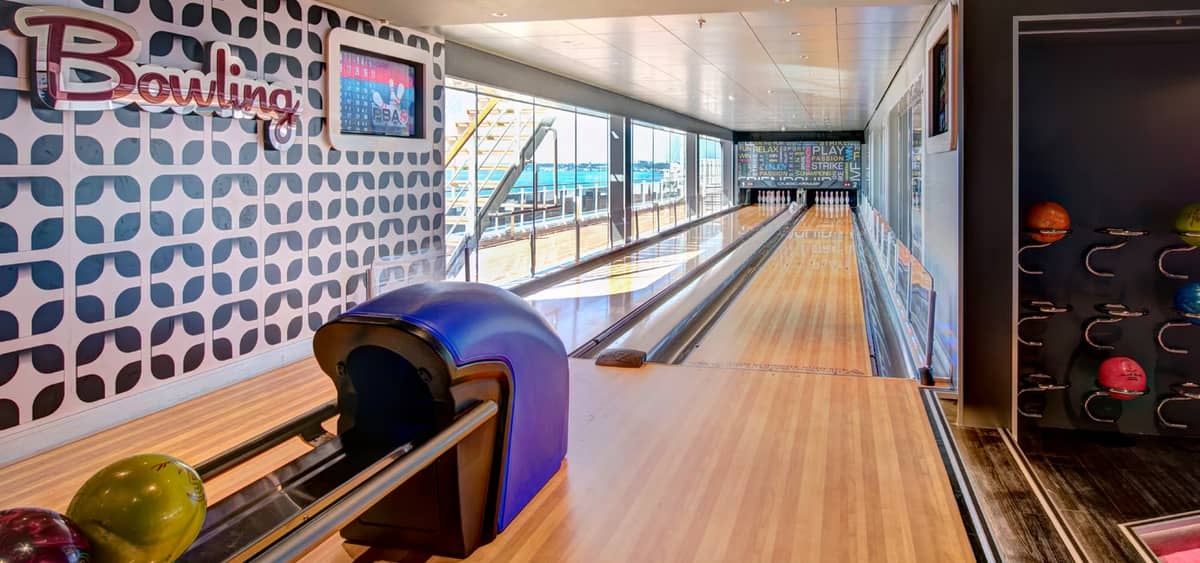 2- FULL-SIZE BOWLING ALLEY <br> STRIKES Y RELAX EN EL MAR