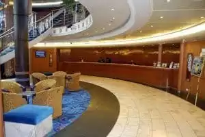 Shore Excursion Desk (Mostrador de Excursiones)