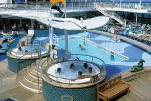 Outdoor Pool (Piscina Exterior)