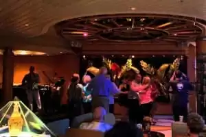 Espectáculos y animaciones en los distintos salones (Boleros, On Air Club, Star Lounge)