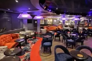 Espectáculos en los diversos salones (Jazz on 4, The Attic, Dazzles, Club on Air)