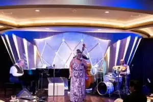 Espectáculos en diferentes salones (Jazz on 4, Dazzles, The Attic)